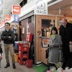 宮城や福島、新潟県など被災地の特産品が並ぶマルゴマルシェ＝神戸市長田区二葉町３、丸五市場
