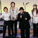 人気曲を披露する中西圭三さん（中央）＝兵庫県立文化体育館
