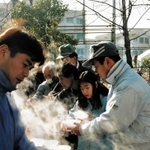 冷え込んだ日が続く中、被災者を元気づけた炊き出し＝１９９５年１月２５日、神戸市長田区一番町
