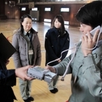 特設公衆電話の回線を点検する加古川市役所職員ら＝加古川市尾上町口里、浜の宮小学校（撮影・安藤文暁）