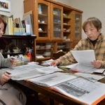 借り上げ契約の期限を迎えた住宅で、活動を振り返る丹戸郁江さん（右）と橋本敬子さん＝３０日午後、神戸市兵庫区駅南通５（撮影・笠原次郎）
