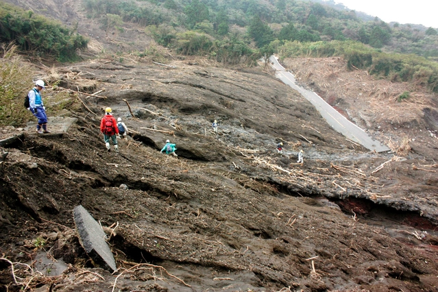 伊豆大島の土石流被害を調べる学会の調査団。多発化する災害へ横断的な連携が求められる＝２０１３年１１月、東京都大島町