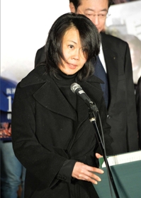 遺族代表として思いを語る山本広美さん＝１７日午前５時５９分、神戸市中央区の東遊園地（撮影・宮路博志）
