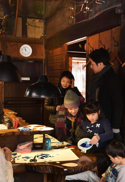築１２０年の古民家を活用した喫茶店。子どもたちが火災などで使う緊急用蛇口の表示板作りに取り組んでいた＝神戸市長田区駒ケ林町１（撮影・風斗雅博）