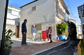木造住宅の密集地域に整備された「まちなか防災空地」＝神戸市灘区福住通３（撮影・後藤亮平）