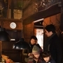 築１２０年の古民家を活用した喫茶店。子どもたちが火災などで使う緊急用蛇口の表示板作りに取り組んでいた＝神戸市長田区駒ケ林町１（撮影・風斗雅博）