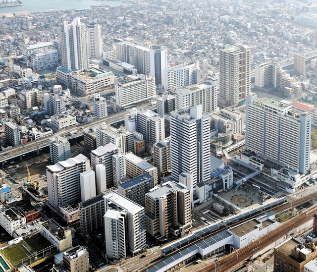 震災復興事業で再開発されたビルが立ち並ぶ新長田駅南地区＝２０１５年３月、神戸市長田区