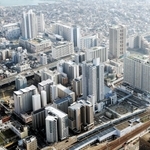 震災復興事業で再開発されたビルが立ち並ぶ新長田駅南地区＝２０１５年３月、神戸市長田区
