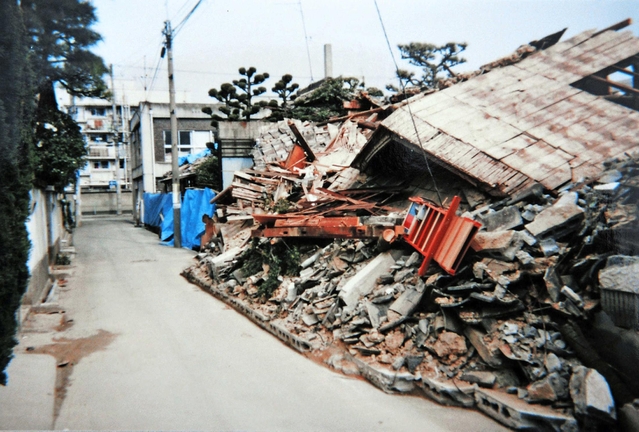 阪神・淡路大震災で全壊した和泉さんの自宅＝西宮市江上町（和泉さん提供）