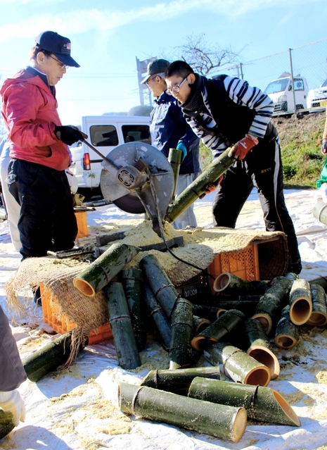 竹を切って竹灯籠を作る住民ら＝佐用町佐用