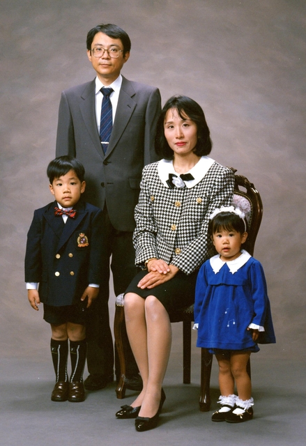 聡さん（左端）と真美さん（右端）の七五三を記念して撮影に臨んだ大鳥居慎司さん（左から２人目）と裕美子さん＝１９９４年１１月（大鳥居慎司さん提供）