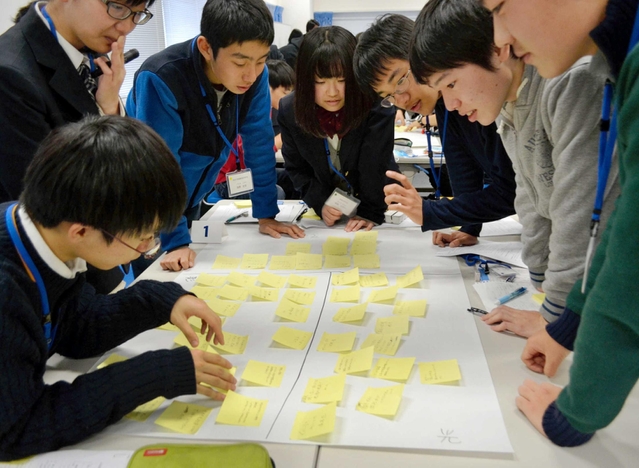 福島高校の生徒とワークショップで被災者支援について考えを出し合う灘高校生ら＝２０１６年１２月、福島市内