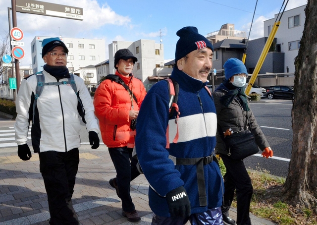 震災で交通機関が使えない事態を想定し、大阪・梅田から神戸に向けて歩く参加者＝芦屋市翠ケ丘町