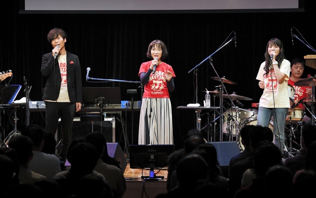 「花が咲く」を歌う平松愛理さん（中央）、広瀬咲楽さん（右）、中田裕二さん＝神戸市中央区港島中町７（撮影・中西大二）