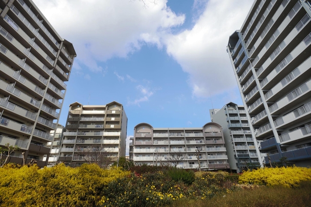 臨海部にたたずむ市営南芦屋浜団地。３５０世帯以上が暮らす＝芦屋市陽光町（撮影・三津山朋彦）