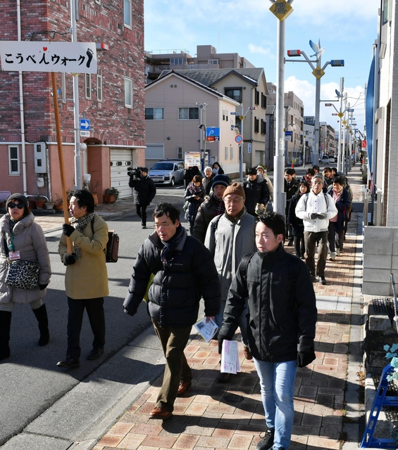 震災で多くの建物が倒壊したり焼失したりした地区を歩く参加者＝神戸市長田区（撮影・笠原次郎）
