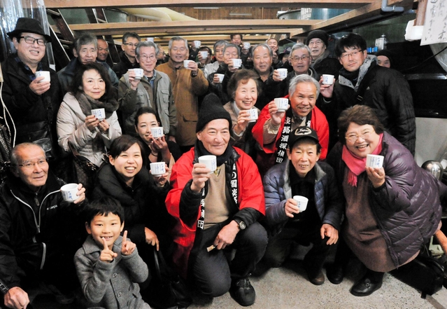 復興のシンボル「千夢酔」で乾杯する参加者ら＝淡路市久留麻、千年一酒造