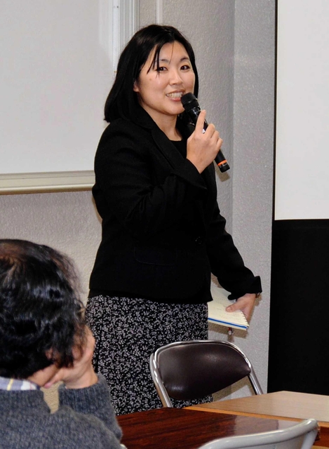 避難所運営について振り返る、熊本学園大学ボランティアセンターの照谷明日香さん＝西宮市立勤労会館