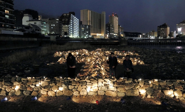 ライトアップで浮かび上がった石積みの「生」の字＝１６日夕、宝塚市の武庫川中州（撮影・三津山朋彦）