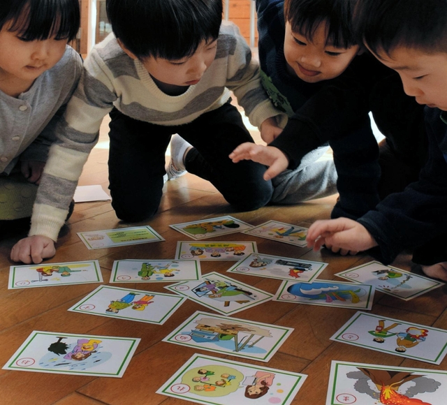 防災かるたに熱中する子どもたち＝芦屋市浜風町