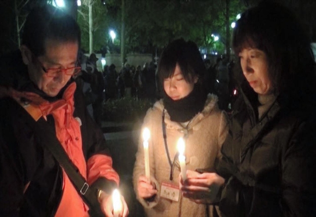 「地方の時代」映像祭で優秀賞に輝いた「母が語る」の一場面。（右から）千珠さん、優さん、父親の敏浩さん＝２０１５年１月１７日（里見繁教授提供）
