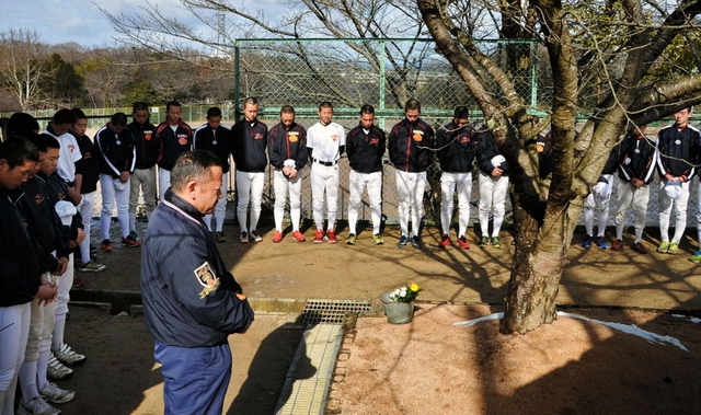 震災で犠牲になった藤田伸哉さんを悼み、祈りをささげる野球部員ら＝三田市南が丘２、三田学園