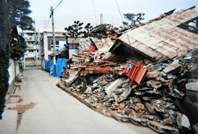 阪神・淡路大震災で全壊した和泉さんの自宅＝西宮市江上町（和泉さん提供）
