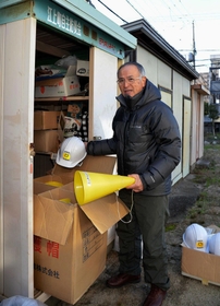 地域の自主防災会の倉庫を整理する和泉喜久男さん＝西宮市江上町（撮影・三津山朋彦）