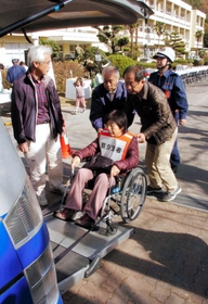 障害者らの避難を支援する防災訓練などは各地で行われているが、個別計画の作成には課題が残る＝兵庫県内