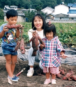 家族で芋掘りを楽しむ裕美子さんと聡さん、真美さん＝１９９４年１０月、神戸市内（大鳥居慎司さん提供）