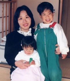 自宅でくつろぐ裕美子さん（左上）、聡さん（右上）、真美さん＝１９９４年２月６日、神戸市東灘区の自宅（大鳥居慎司さん提供）