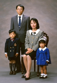 聡さん（左端）と真美さん（右端）の七五三を記念して撮影に臨んだ大鳥居慎司さん（左から２人目）と裕美子さん＝１９９４年１１月（大鳥居慎司さん提供）