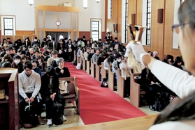 ハンドベルの音色が響く中、祈りをささげる参加者ら＝１１日午前、西宮市上ケ原一番町（撮影・三津山朋彦）