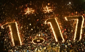 昨年の「１・１７のつどい」での竹灯籠。今年は「未来」が「１９９５　光」となる＝２０１６年１月１７日、神戸市中央区の東遊園地