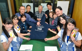 １３回目の震災復興フリーライブを開く商店主と出演する「ＫＯＢｅｒｒｉｅＳ♪（コウベリーズ）」＝神戸市長田区二葉町４