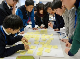 福島高校の生徒とワークショップで被災者支援について考えを出し合う灘高校生ら＝２０１６年１２月、福島市内