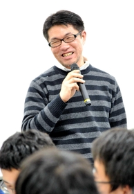 灘高校生らに話をする前川直哉さん＝２０１６年１２月、福島市内