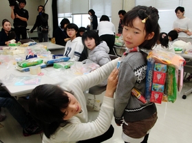お菓子の箱で作った子ども用防災リュックサック＝養父市八鹿町八鹿、八鹿公民館