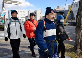 震災で交通機関が使えない事態を想定し、大阪・梅田から神戸に向けて歩く参加者＝芦屋市翠ケ丘町