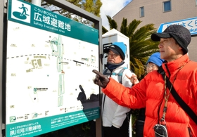 避難場所の情報を確認する参加者＝西宮市御茶家所町