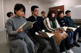 震災死者の名前の読み上げを企画した高原耕平さん（前列左から２人目）ら＝神戸市長田区二葉町７（撮影・中西大二）