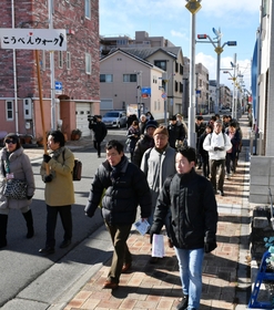 震災で多くの建物が倒壊したり焼失したりした地区を歩く参加者＝神戸市長田区（撮影・笠原次郎）