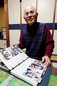 仮設住宅での活動を振り返る岸岡孝昭さん＝姫路市青山南３