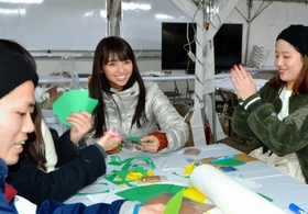 ＮＰＯ法人「阪神淡路大震災１・１７希望の灯り（ＨＡＮＤＳ）」のメンバーと交流する女優の水崎綾女さん＝神戸市中央区、東遊園地