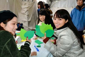 ＮＰＯ法人「阪神淡路大震災１・１７希望の灯り（ＨＡＮＤＳ）」のメンバーと作業する水崎さん（右端）＝神戸市中央区、東遊園地