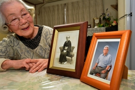 母はつのさん、弟美孝さんの遺影を見つめる川上二三子さん。阪神・淡路大震災を家族で生き抜いた＝三田市武庫が丘７、県営三田武庫が丘高層住宅