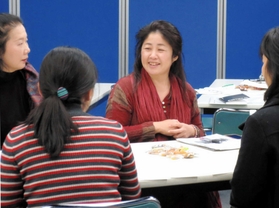 参加者らと意見交換する北里かおりさん（右）＝こうべまちづくり会館