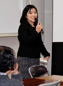 避難所運営について振り返る、熊本学園大学ボランティアセンターの照谷明日香さん＝西宮市立勤労会館