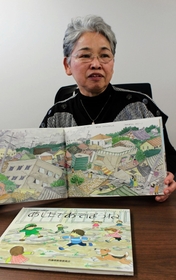 絵本「あしたもあそぼうね」に込めた思いを語る竹本温子さん＝芦屋市精道町