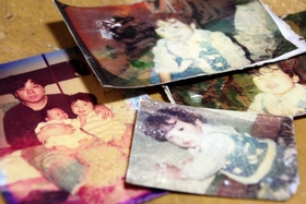 自宅の焼け跡から取り出された写真。上と右下は宏亮ちゃん。左端の写真では、幼い柴田大輔さん（右）と宏亮ちゃん（左）が父親に並んで抱っこされている